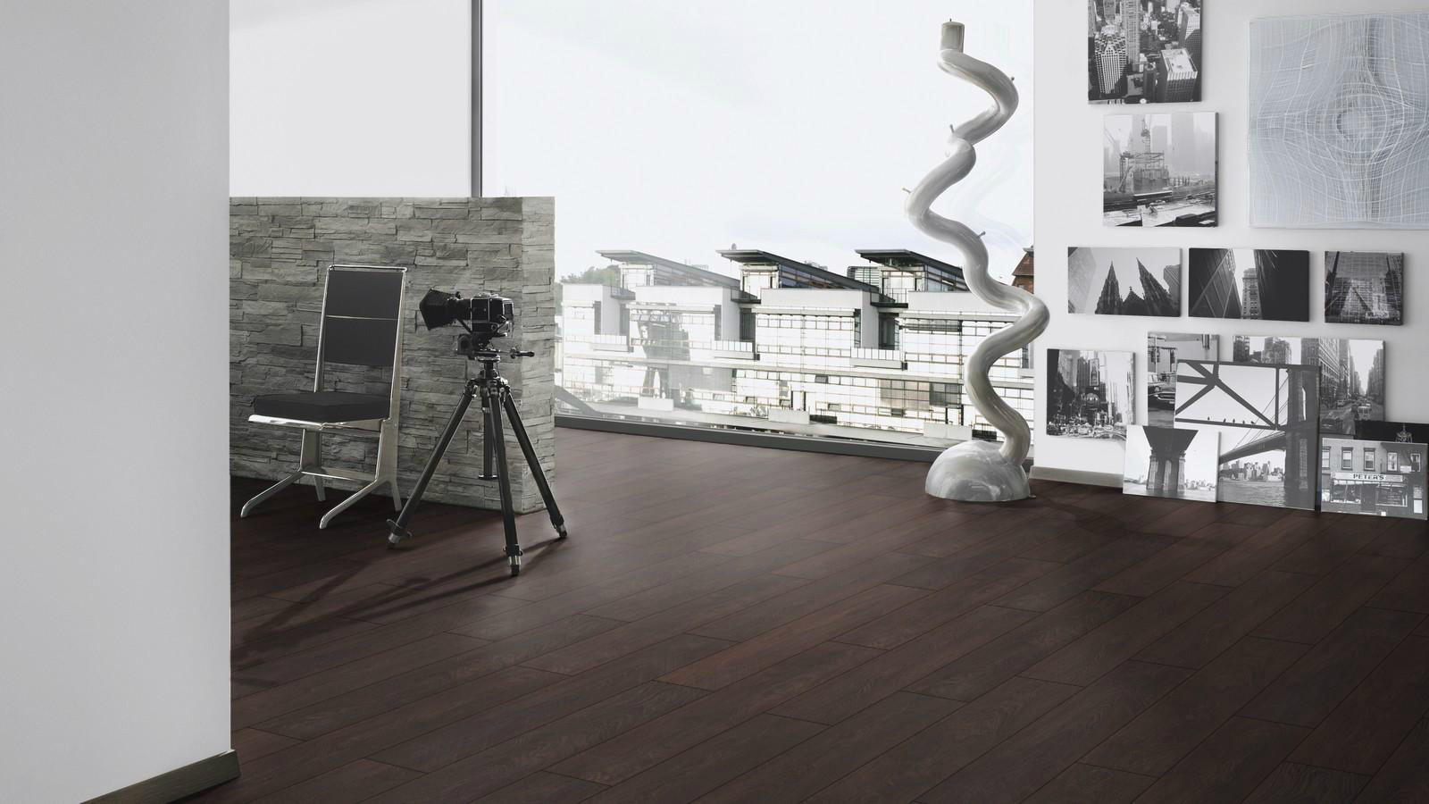 Ламинат Ter Hurne Classic Line Дуб Темно-Коричневый 1343 1285×192×8 фото в интерьере